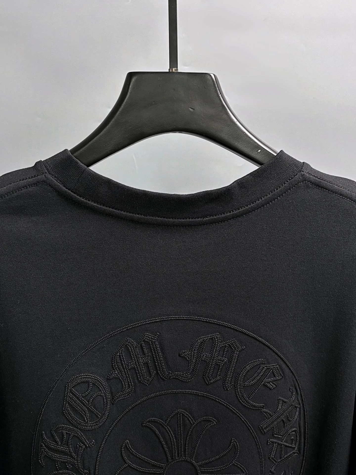 P190 Chrome Hearts* 2꯭0꯭2꯭5 new autumn and winter style ❤️ Original ⌚️ high version Chrome Hearts The fabric is made of 320g high-density modal long-staple cotton. It does not deform or shrink. Process introduction: double thread movement. Chest. The back panel uses overlapping embroidery🪡 process➕the back panel towel rope embroidery process. Color: black SIZE: M-3XL